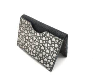 La petite Hannah coeur gris-noir 1 porte cartes cuir upcyclé coeurs