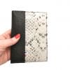 Portefeuille passeport cuir upcyclé motif python