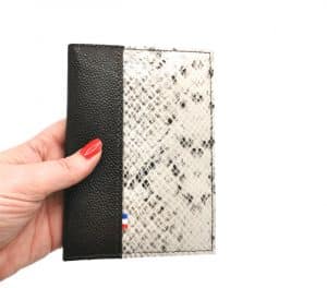 Portefeuille python 4 Portefeuille passeport cuir upcyclé motif python
