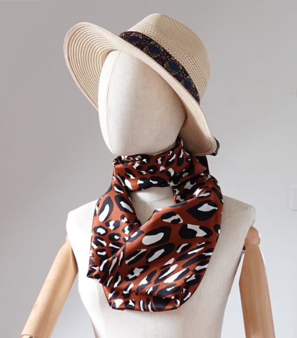 foulard en soie leopard cannelle