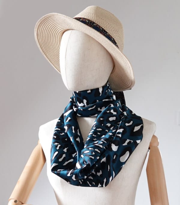 foulard en soie leopard bleu canard