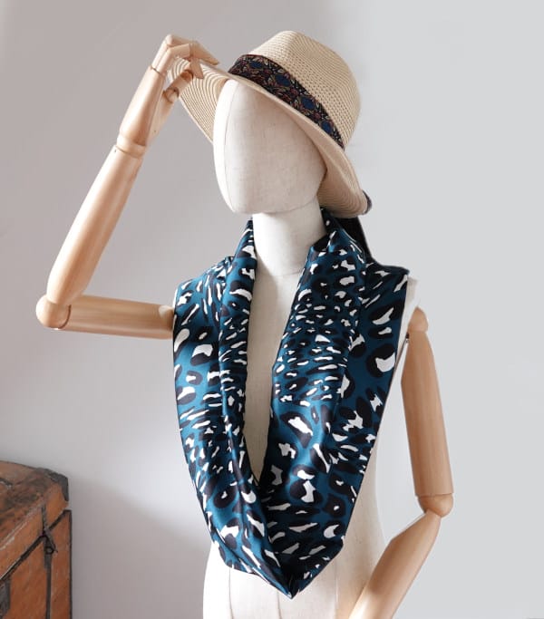 foulard en soie leopard bleu canard