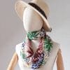 foulard en soie motif fleuri