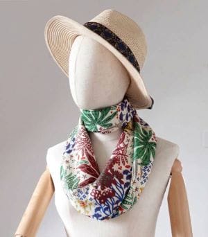 foulard en soie motif fleuri