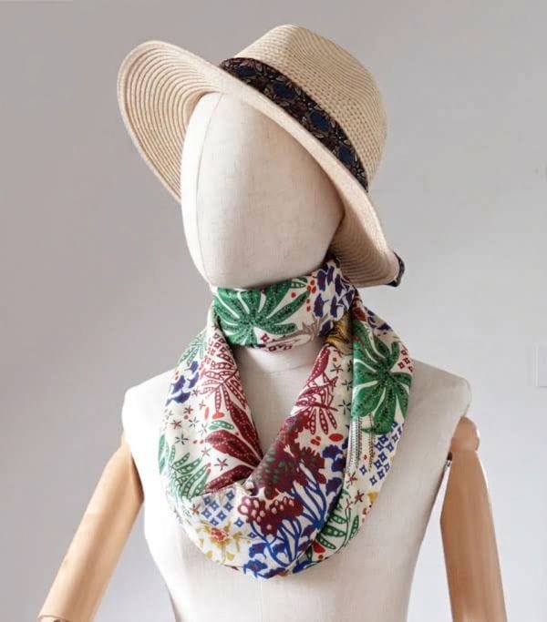 foulard en soie motif fleuri