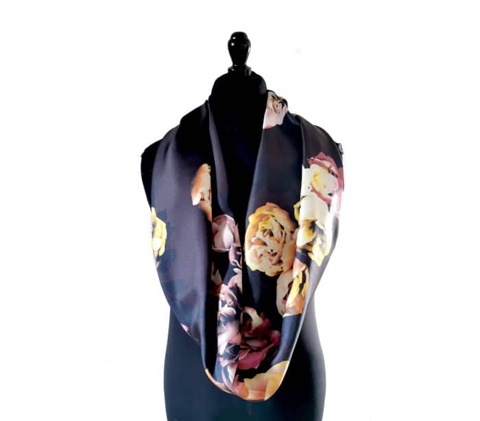 snood en soie upcyclée motif roses