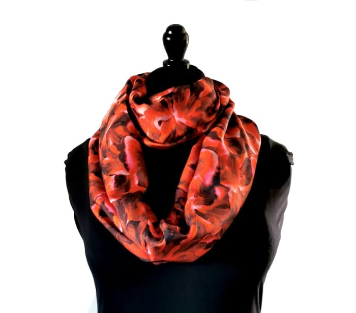 Echarpe Miss Sarah Petunia ERMSHC-094 1 foulard en soie upcyclée rouge fleurie