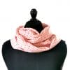 Echarpe Miss Sarah dans les roses ERMSP-068 1 snood en soie upcyclée motif geometriques rose