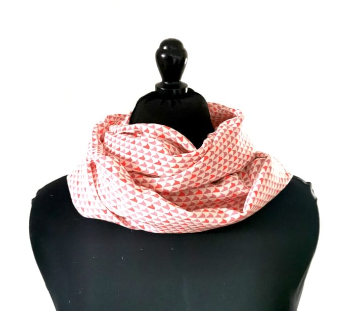 Echarpe Miss Sarah dans les roses ERMSP-068 1 snood en soie upcyclée motif geometriques rose
