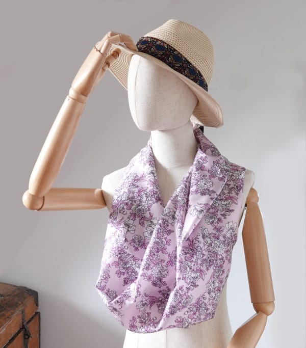 foulard soie ERMSHC 099 - 1 foulard en soie rose motif fleuri