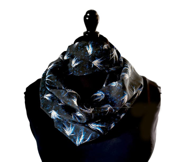 Echarpe Miss Sarah Erable bleu ERMSP-092 bleu 1 snood en soie bleu motif feuille d'erable