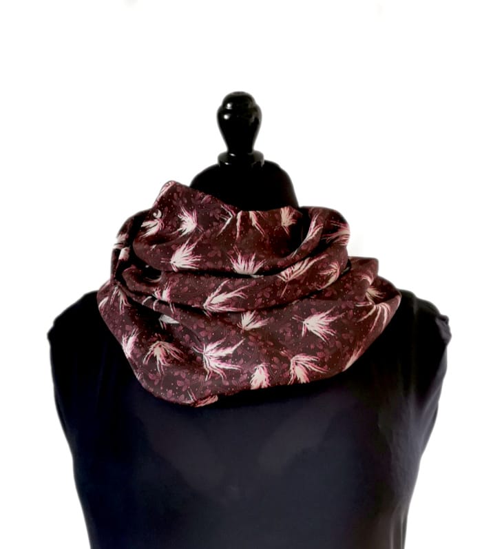 Echarpe Miss Sarah Erable rose ERMSP-092 rose 1 snood en soie motif feuille d'erable