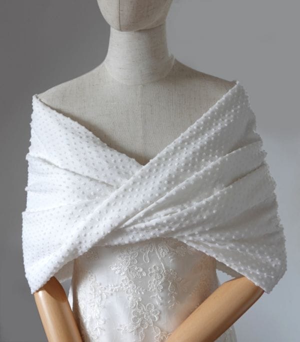 etole mariage chauffe epaules plumetis blanc cassé