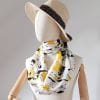 003 foulard soie ERMSP clin oeil - 1 foulard en soie jaune et blanc