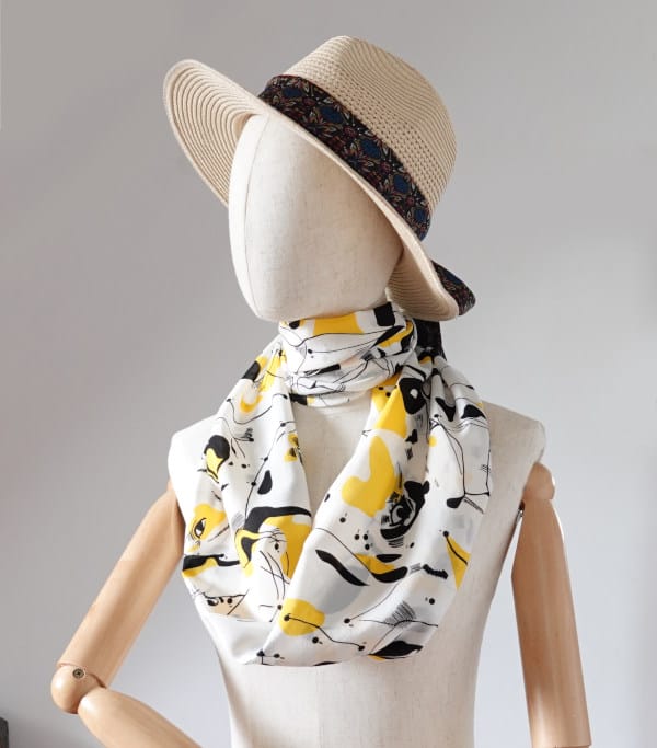 003 foulard soie ERMSP clin oeil - 1 foulard en soie jaune et blanc