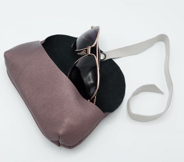 etui a lunettes souple en cuir parme