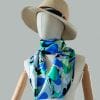 Foulard en satin de soie bleu et vert
