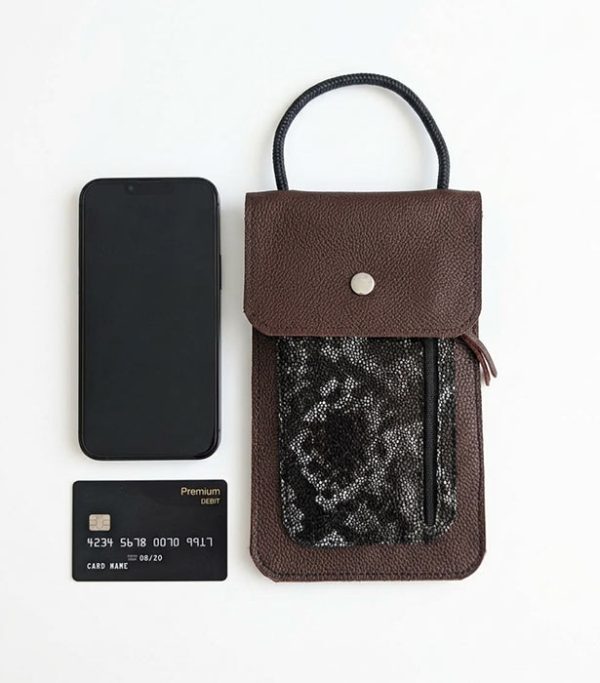 pochette-téléphone-susy-acajou Pochette téléphone en cuir personnalisable Susy